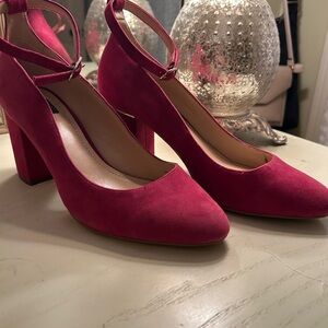 White House Black Market Fuchsia Suede Heels